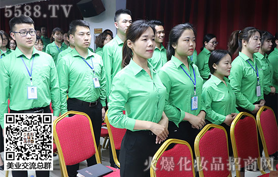 看我們的站姿多標(biāo)準(zhǔn) 看我們的站姿多標(biāo)準(zhǔn)