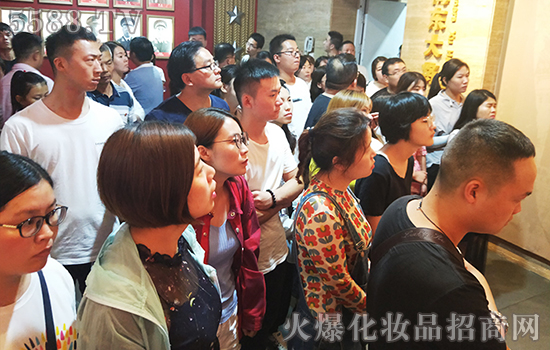 牢記歷史 珍惜當(dāng)下 牢記歷史 珍惜當(dāng)下