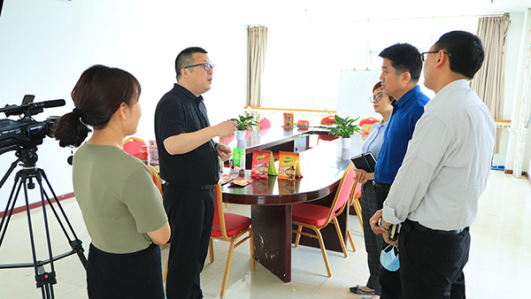 熱烈歡迎石佛園區(qū)運營中心魏主任一行蒞臨火爆網(wǎng)參觀指導!4 熱烈歡迎石佛園區(qū)運營中心魏主任一行蒞臨火爆網(wǎng)參觀指導!4