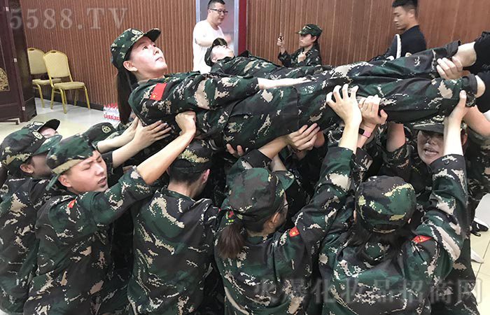 要做點(diǎn)亮別人的蠟燭 要做點(diǎn)亮別人的蠟燭