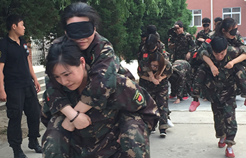 ���������������;�ж�ô�Ķ����D�U���Ҷ����v�������¸�ǰ����